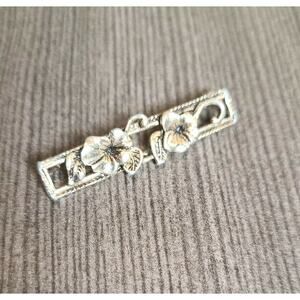 Avon Brooch Bar Pin Silver Tone Pansy Violet Flower 1.5" Long Vintage 1970s